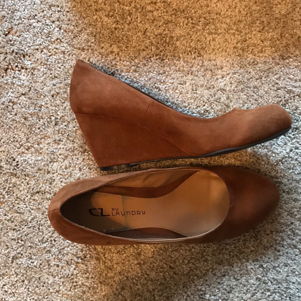 Suede wedge pumps